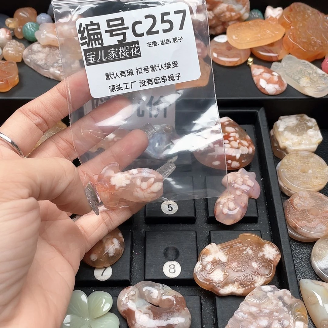 合金颈饰玛瑙/玉髓爱****?