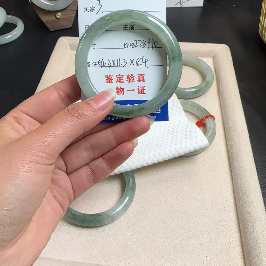 S***零石英质玉未镶嵌手镯3