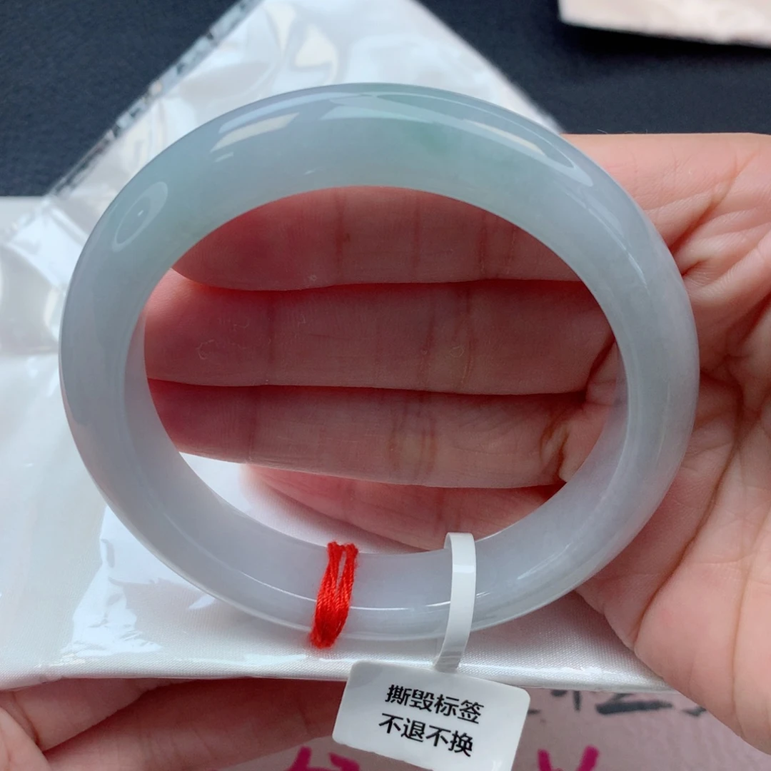 翡翠未镶嵌手镯60圈细糯化淡蓝底飘绿花