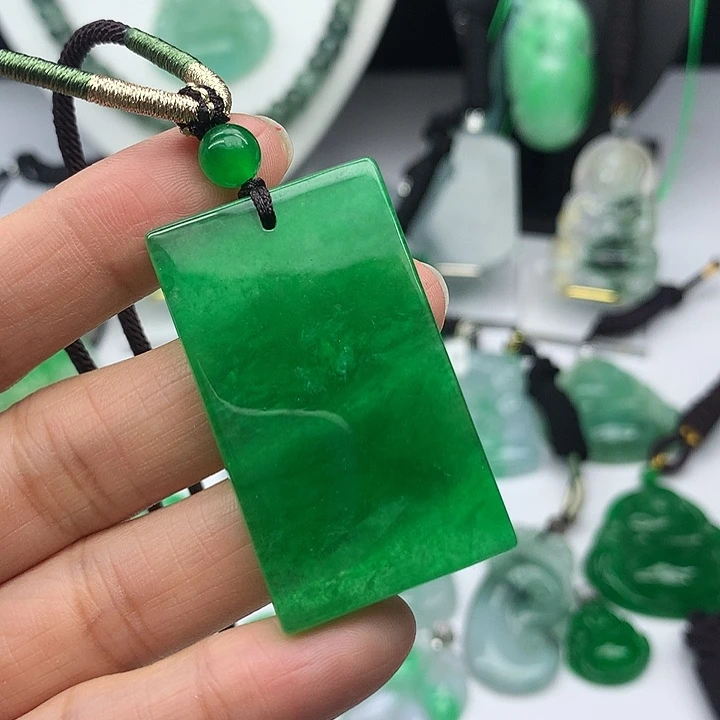 翡翠未镶嵌吊坠(赠链)