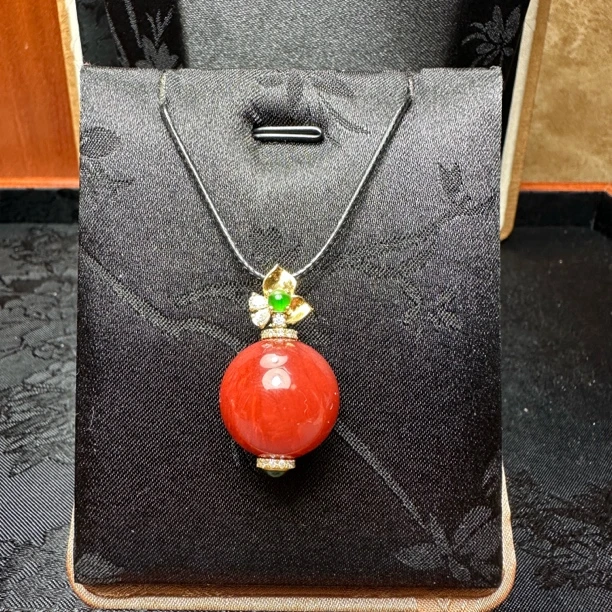 南红吊坠18 K金镶嵌