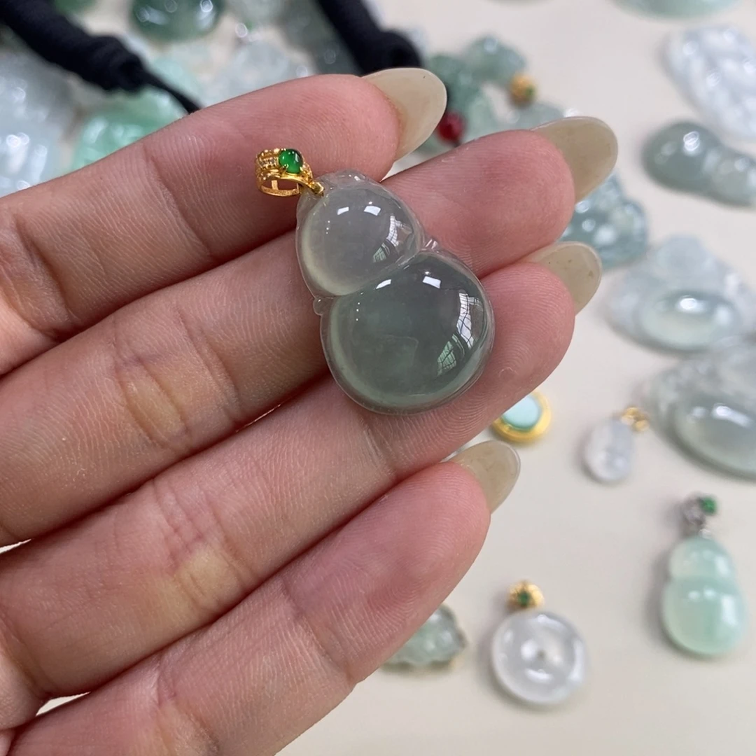 翡翠18K金镶嵌颈饰葫芦