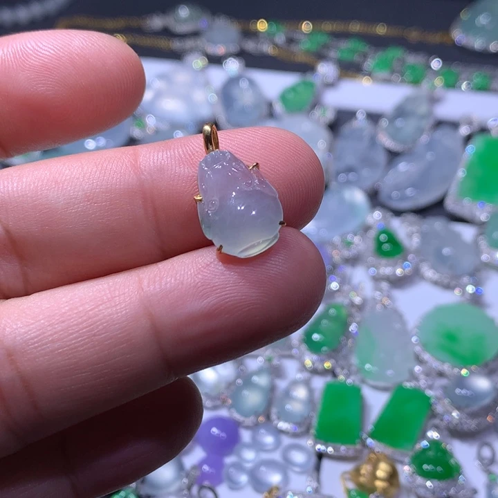 翡翠18K金镶嵌颈饰