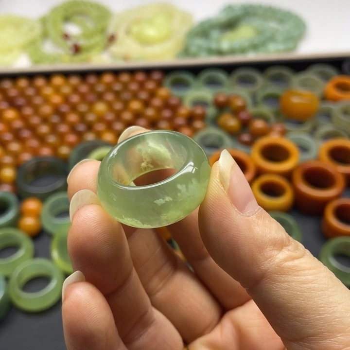 蛇纹石玉戒指未镶嵌动*