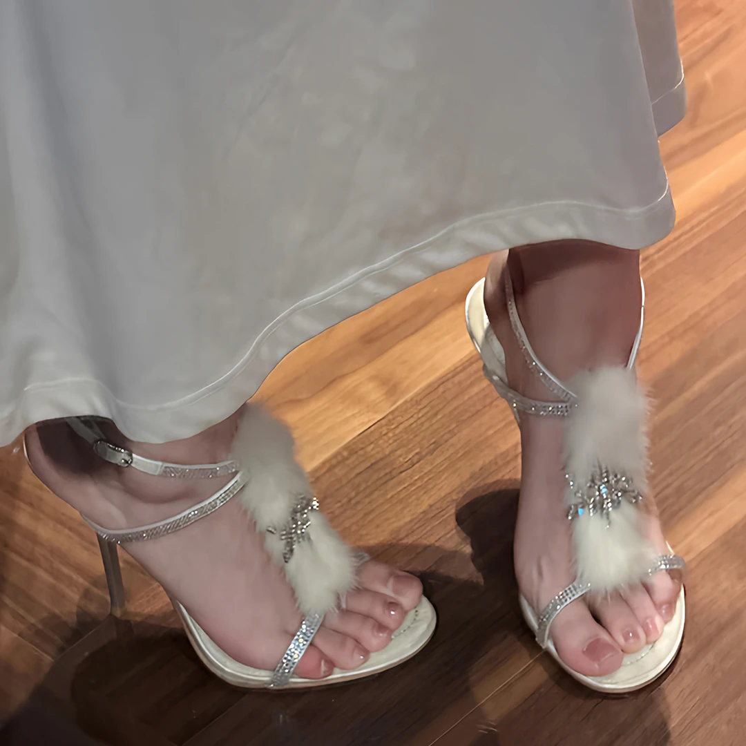貂毛版~~露趾水钻貂毛一字扣带凉鞋仙女风性感水晶毛毛细跟高跟鞋