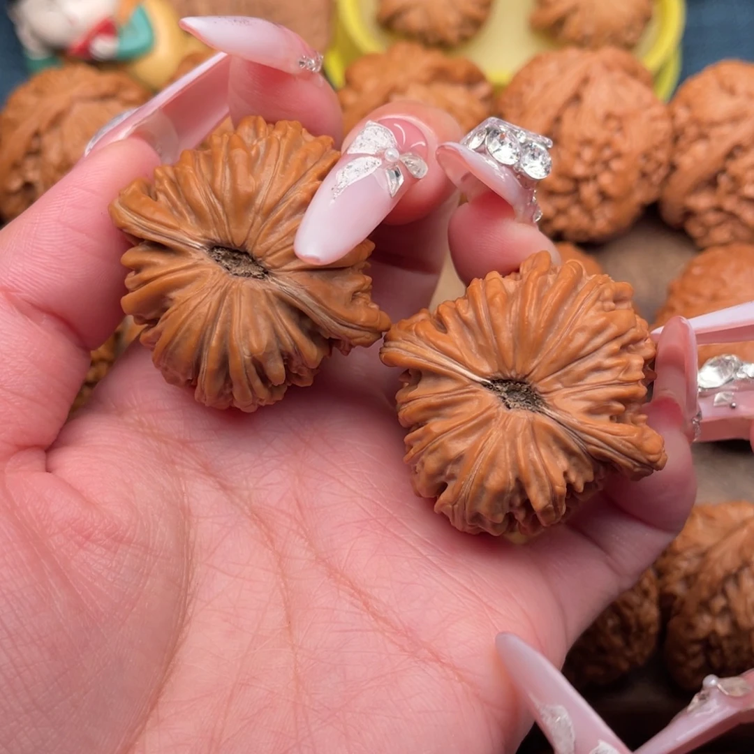 文玩核桃把件全品，山西汉高楼40，大菊花底