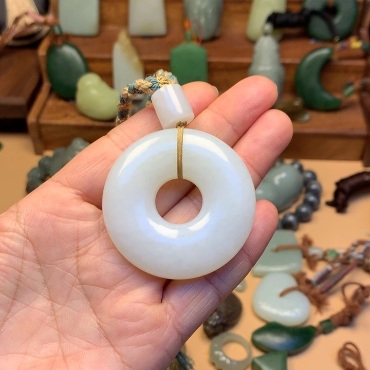 老***四和田玉未镶嵌颈饰