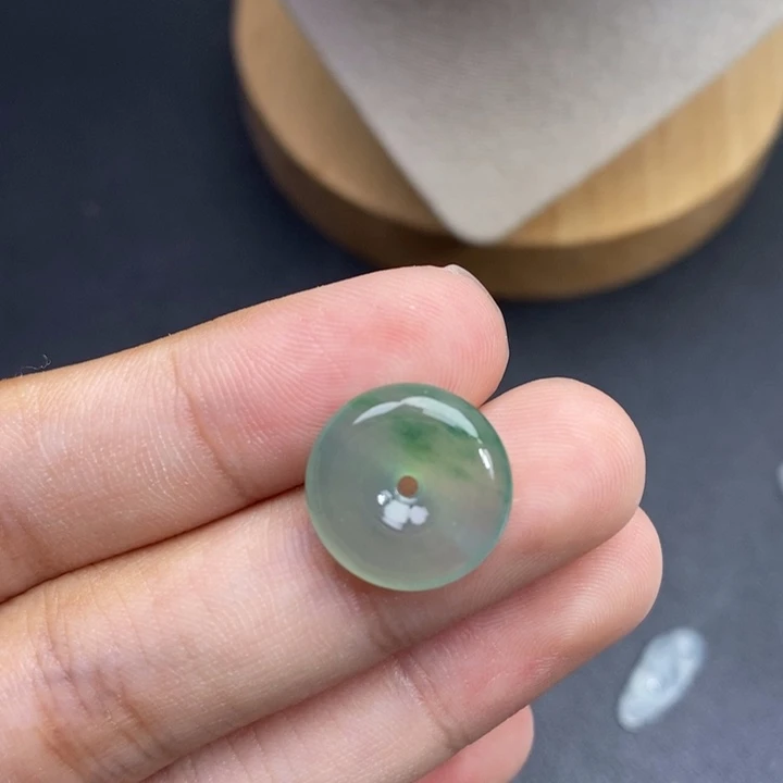 翡翠未镶嵌颈饰甜绿平安扣