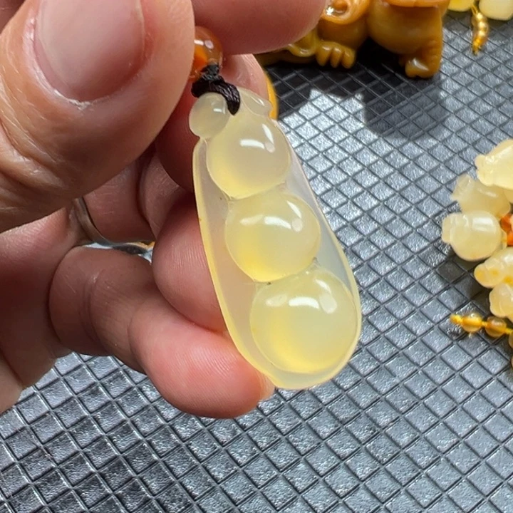 石英质玉（黄龙玉）颈饰未镶嵌