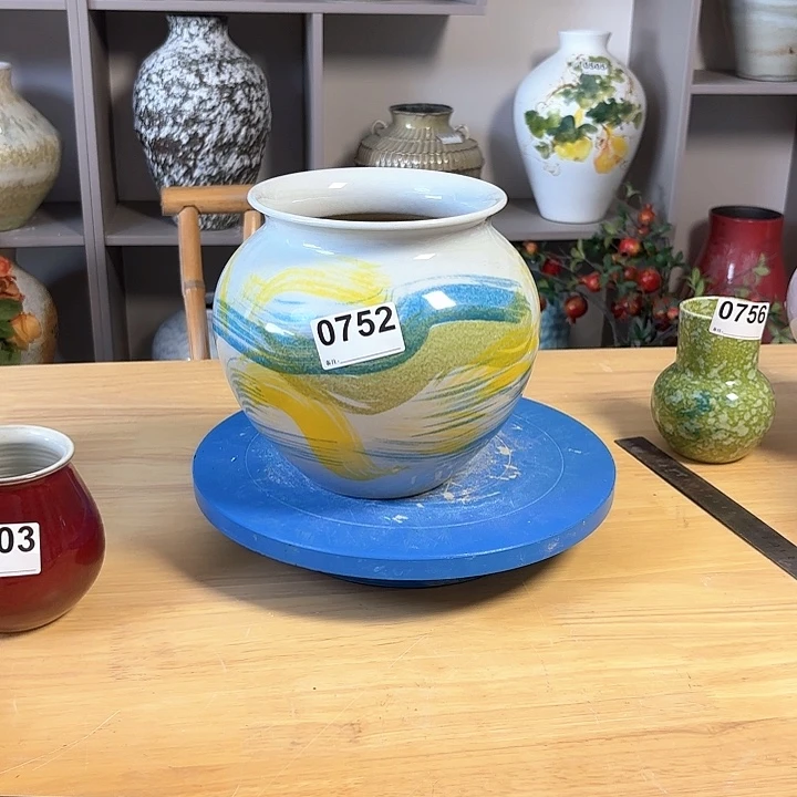 摆件陶瓷花瓶百合口12 高20，0752