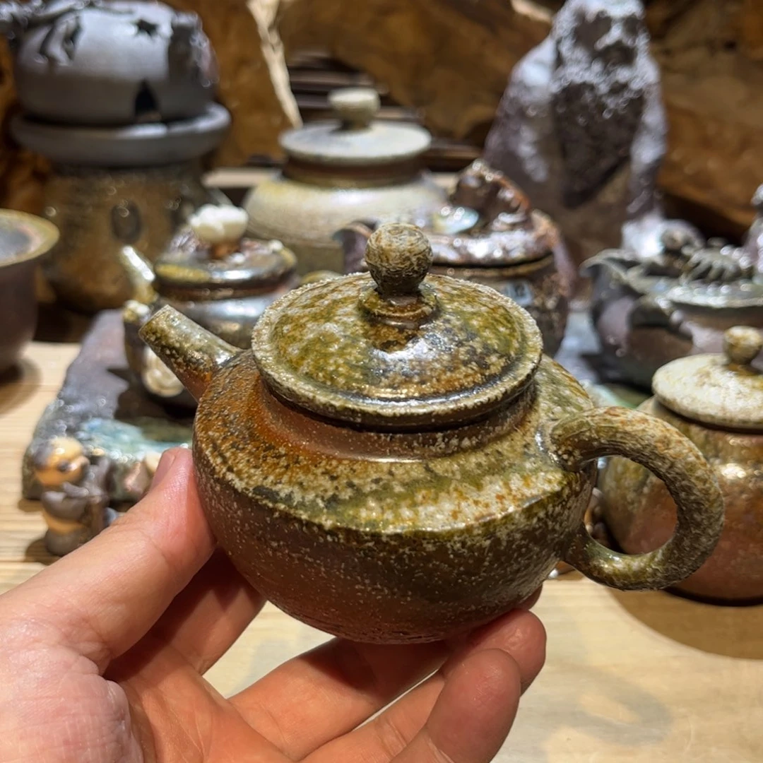 柴烧壶。     壶嘴有点歪