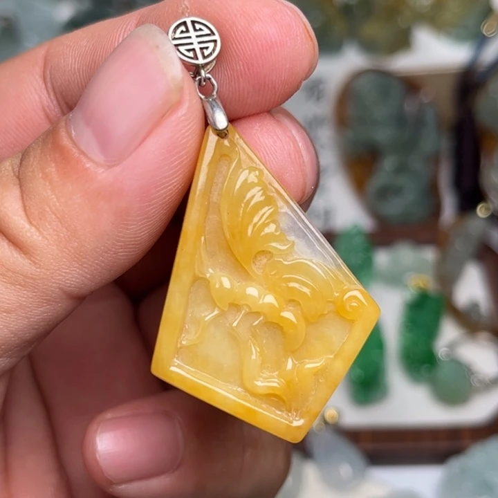 翡翠未镶嵌颈饰蝴蝶