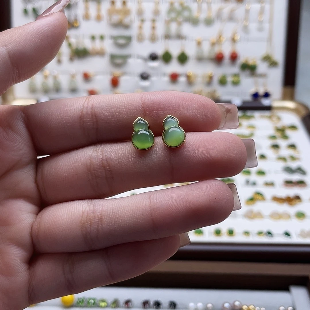 ****朵和田玉未镶嵌耳饰