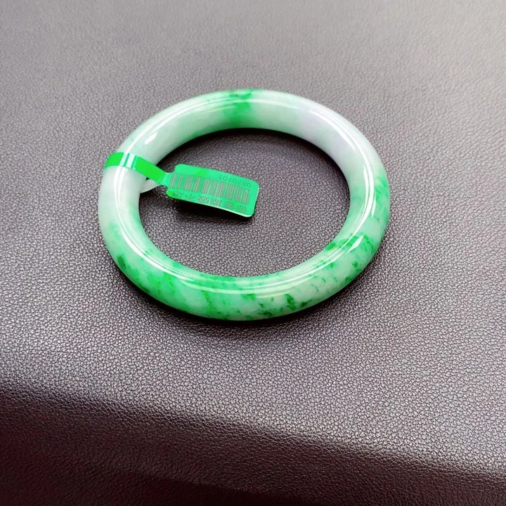 椰***道翡翠手镯未镶嵌翡翠