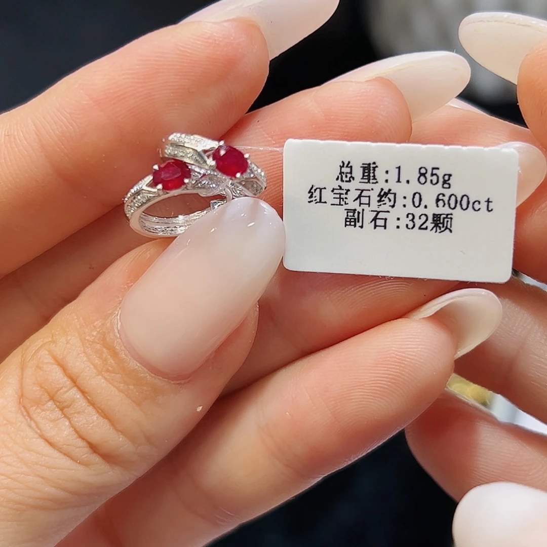 耳饰18K金镶嵌红宝石