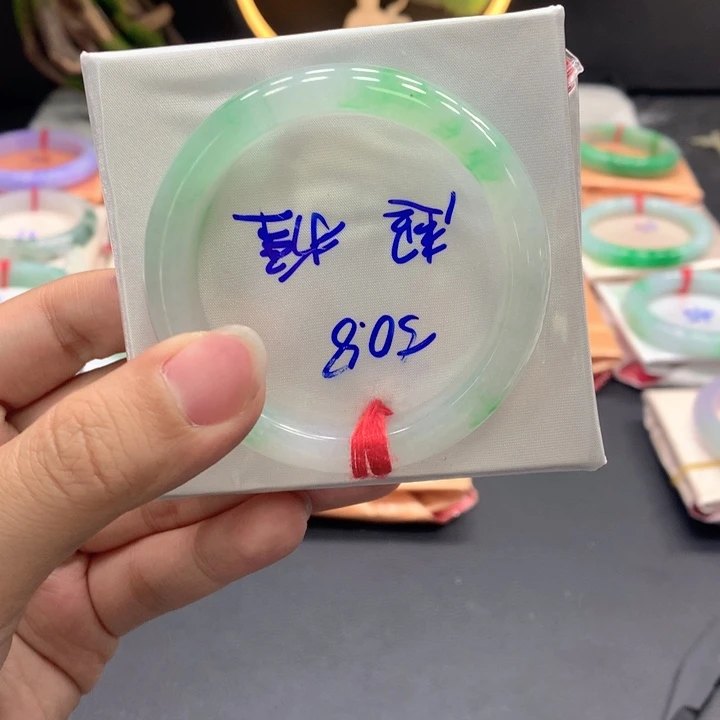 翡翠手镯未镶嵌翡翠