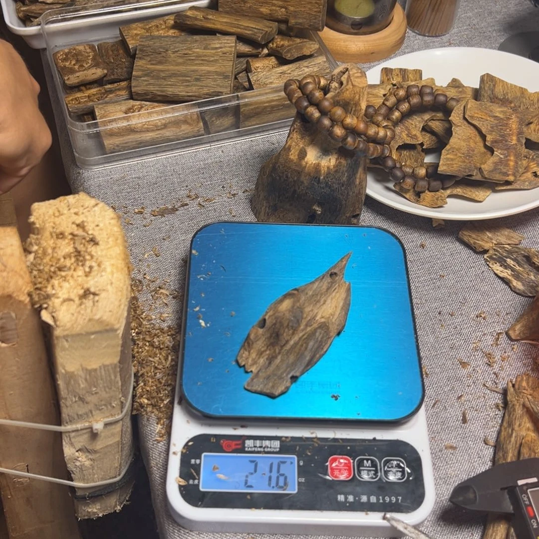 沉香碎屑沉香蓝宝石21克