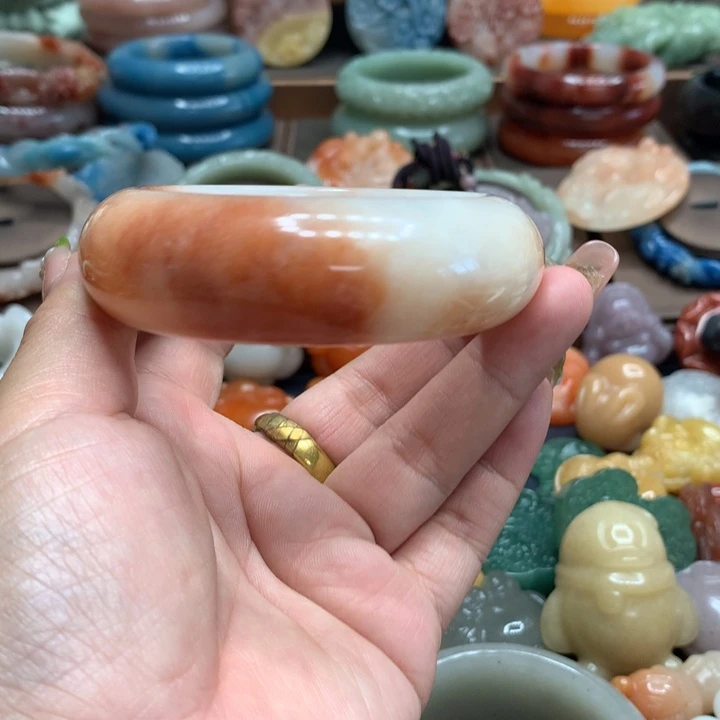 贵***涵石英质玉（黄龙玉）合金颈饰