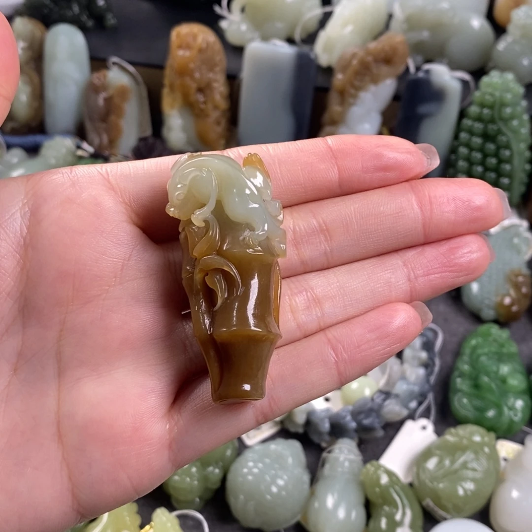 用***0和田玉未镶嵌颈饰