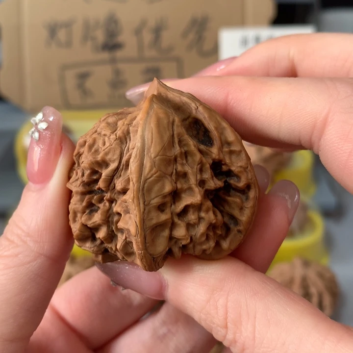 A***哥文玩核桃吊坠异形导致，有瑕疵