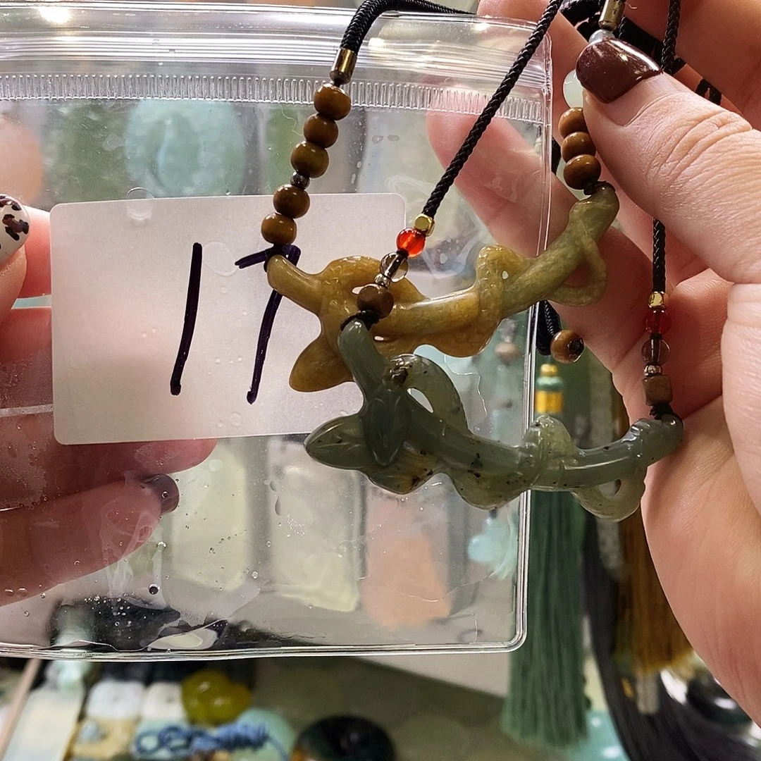 南***鸢蛇纹石玉未镶嵌颈饰