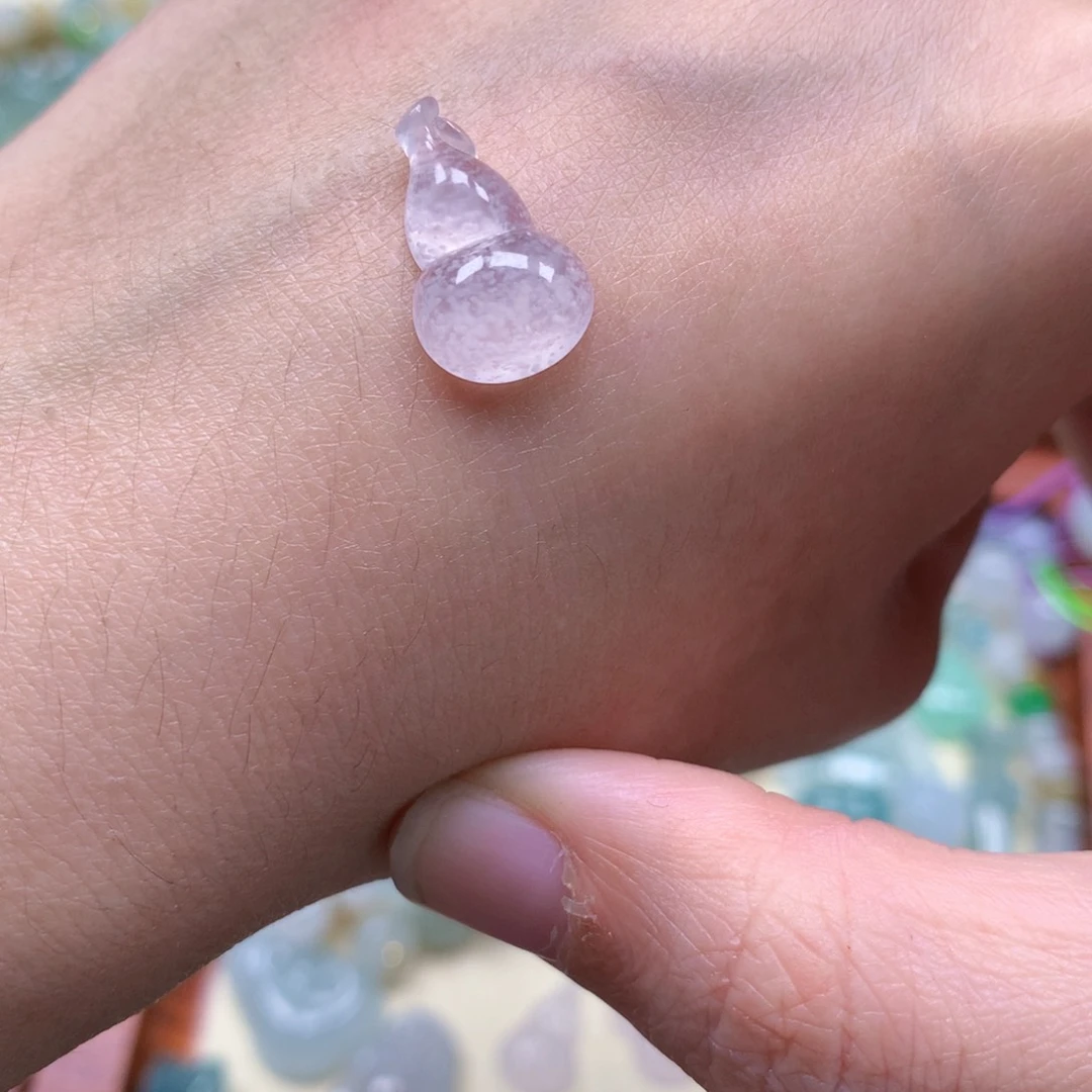 多***肉翡翠未镶嵌颈饰是