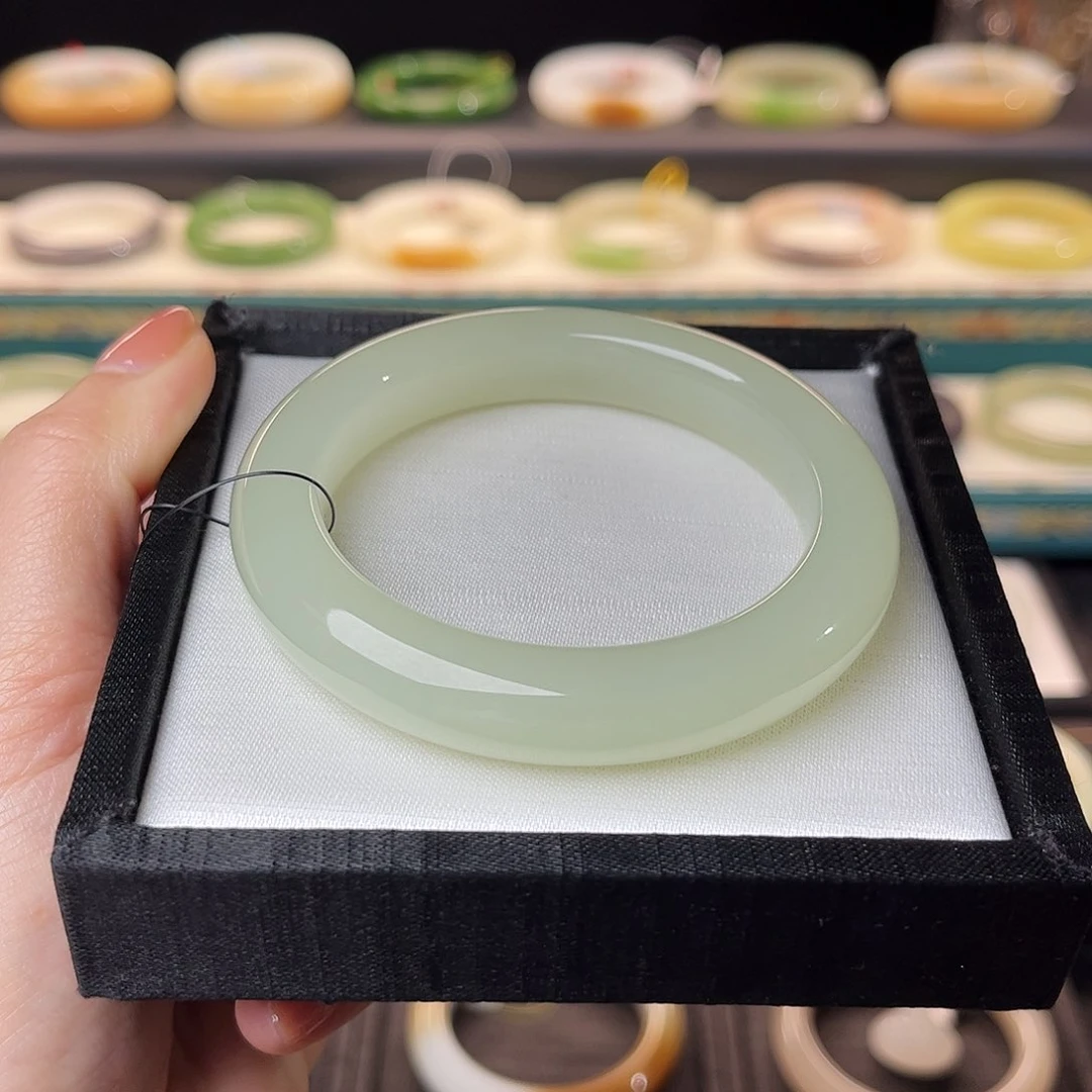 和田玉手镯未镶嵌  冰底果冻晴