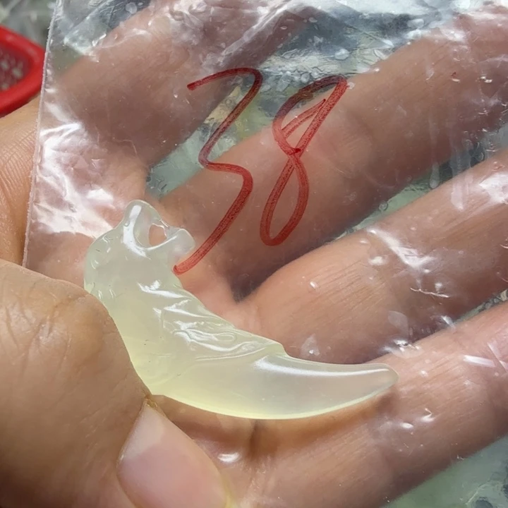 透闪石-蛇纹石玉吊坠未镶嵌