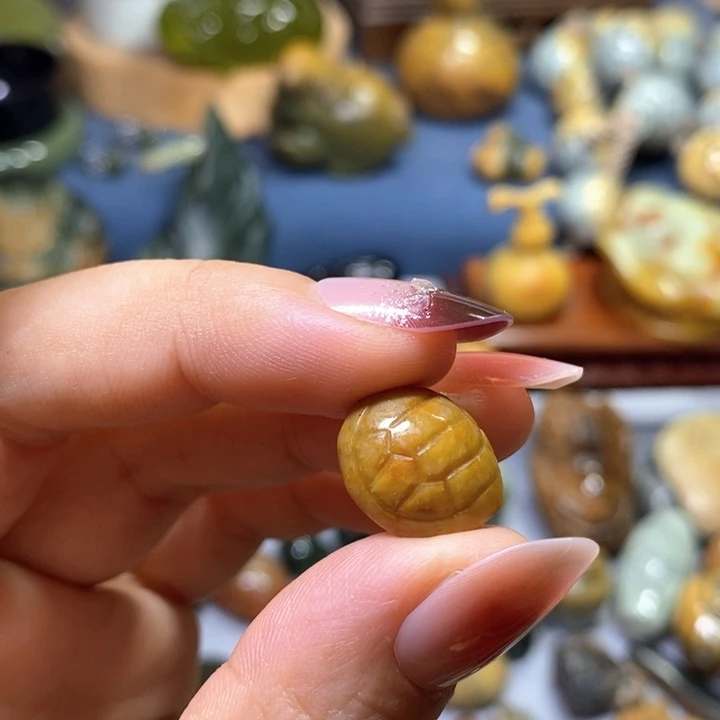 未镶嵌岫岩河磨玉（透闪石质玉）挂件