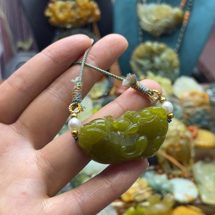 蛇纹石玉未镶嵌颈饰