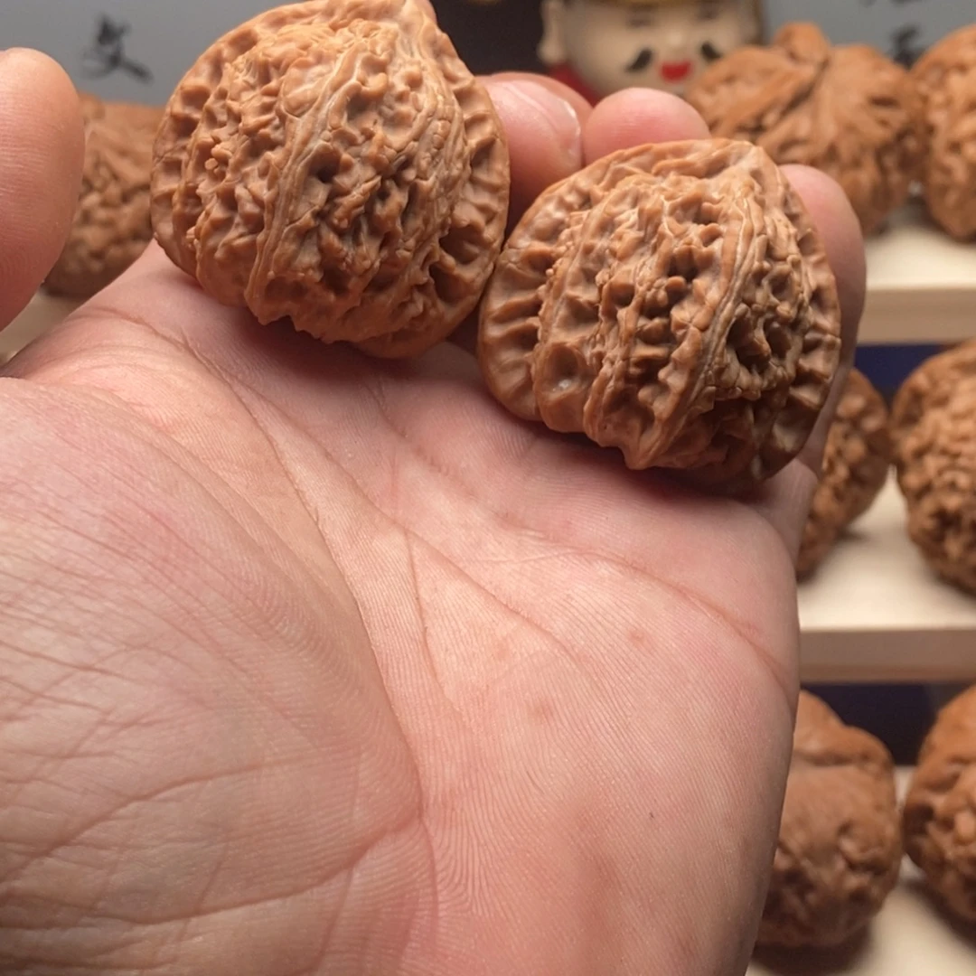 文***星文玩核桃吊坠白狮子三角白老树