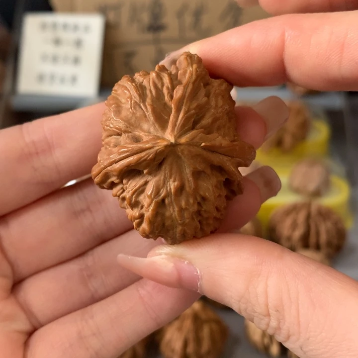 T***灬吊坠文玩核桃异形单只，有瑕疵