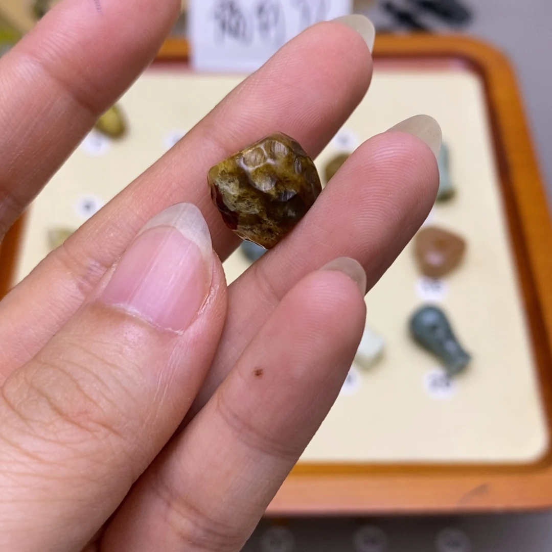 芬***织蛇纹石玉未镶嵌配饰
