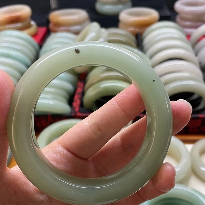 石英质玉未镶嵌经典时尚佘太玉镯