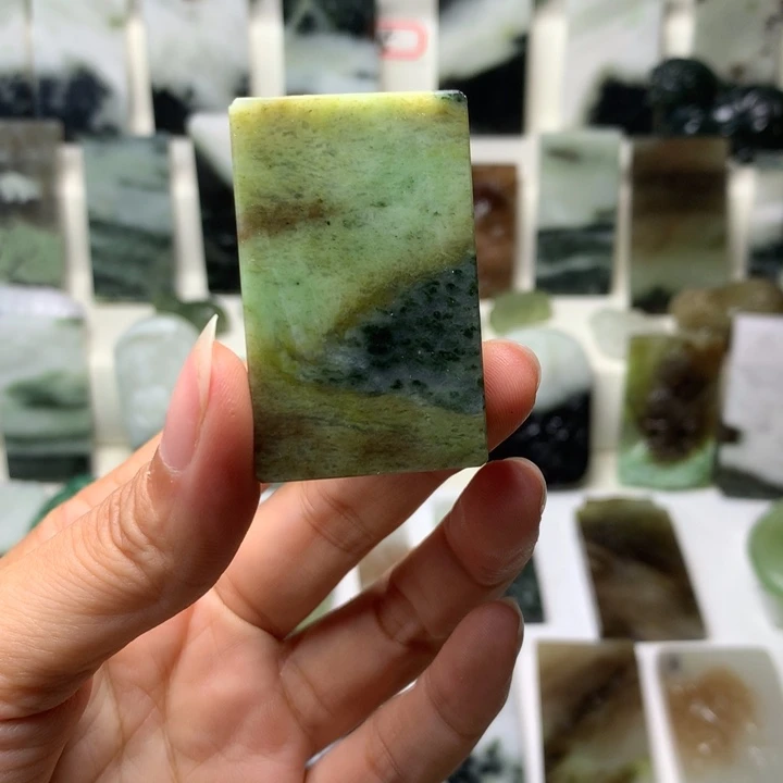 独山玉未镶嵌颈饰