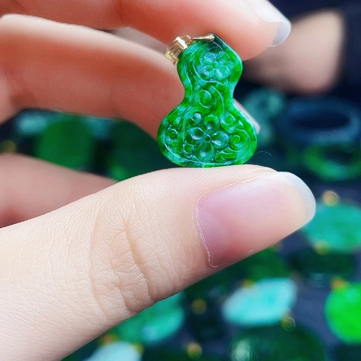 翡翠18K金镶嵌颈饰多样性