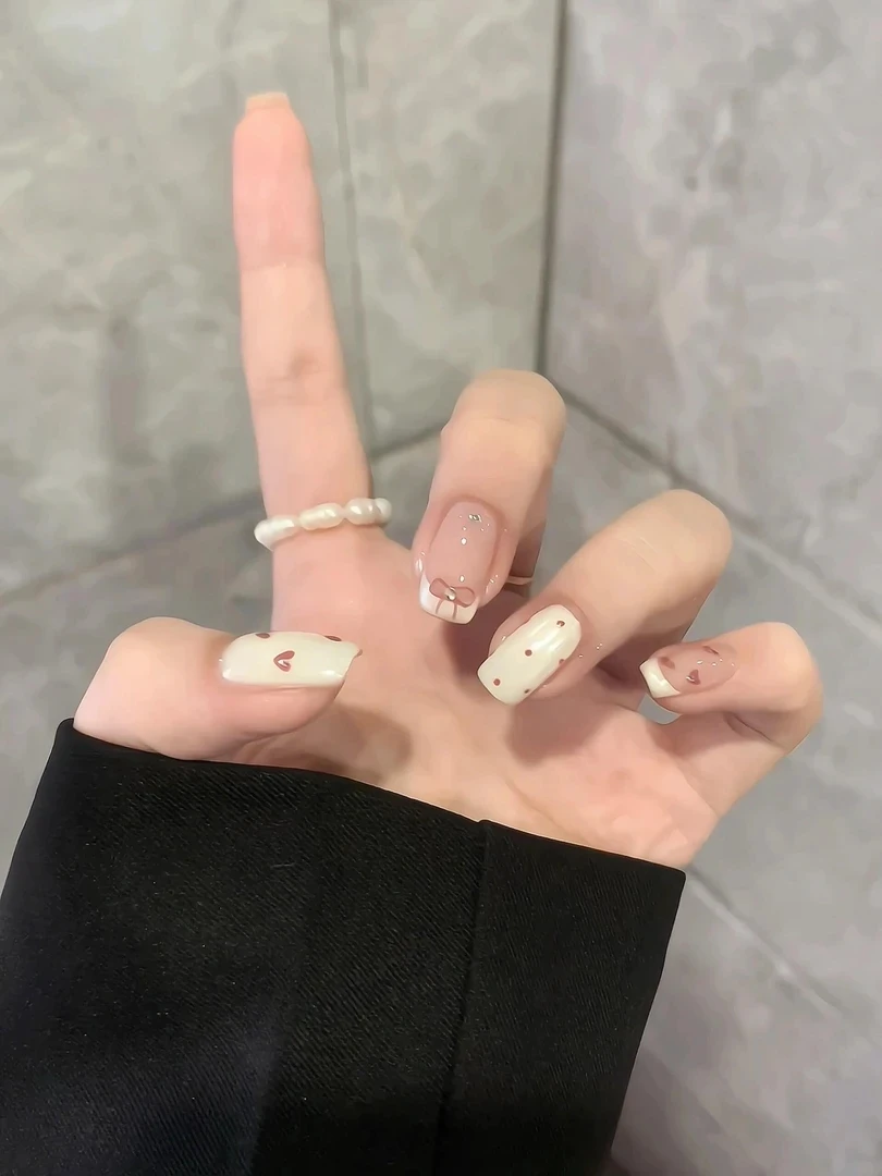 纯白色爱心波点蝴蝶结法式猫眼穿戴甲片甜美显白新款高级感2025