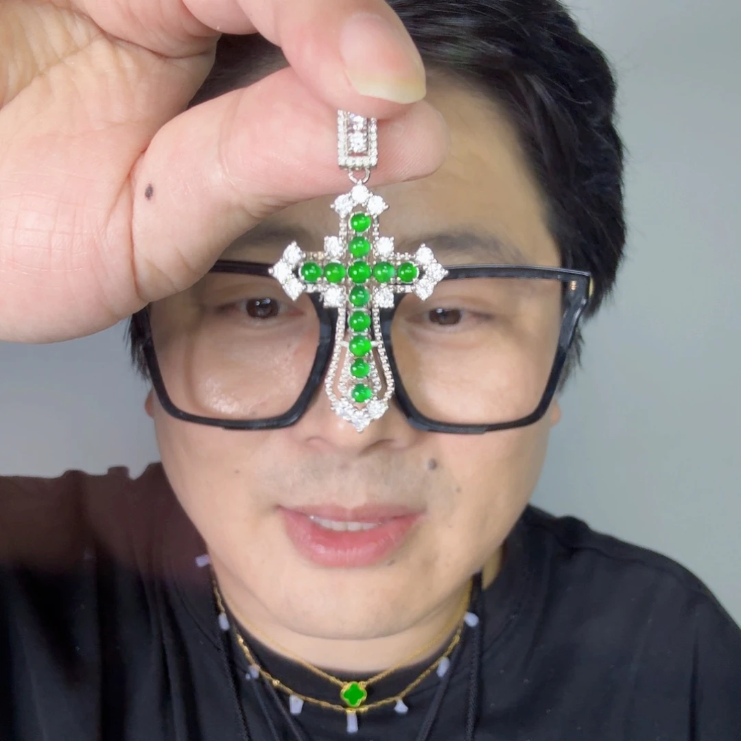 翡翠未镶嵌颈饰一件