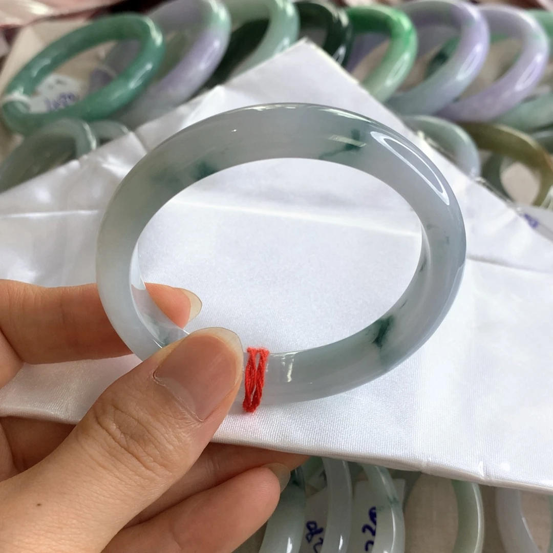 翡翠手镯未镶嵌牛奶底飘花56贵妃