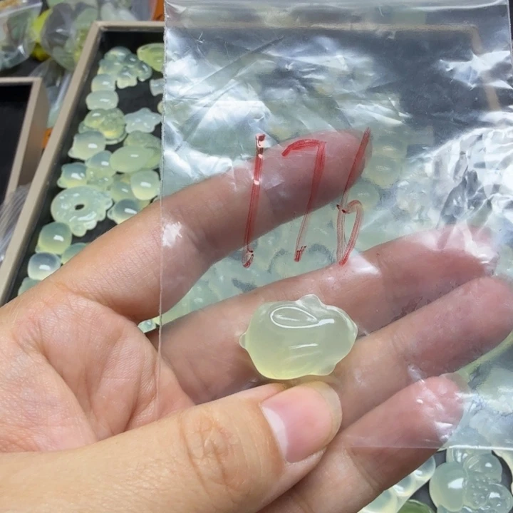 透闪石-蛇纹石玉吊坠未镶嵌