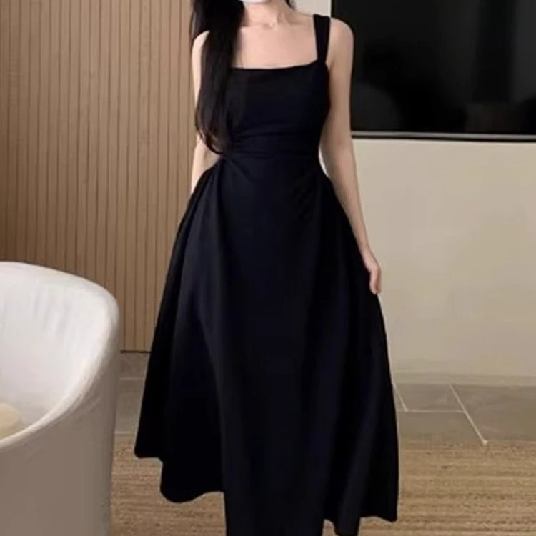 性感吊带连衣裙夏季茶歇法式气质褶皱收腰显瘦复古时尚修身小黑裙
