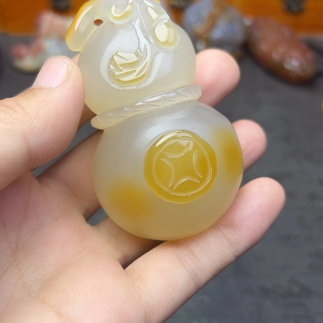 酒***场玛瑙/玉髓未镶嵌天然玉石手把件吊坠