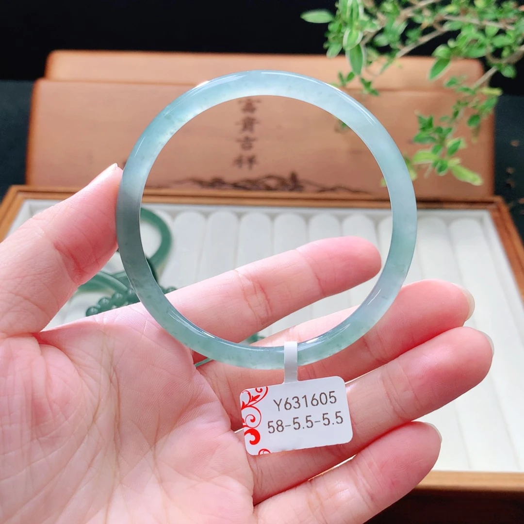 未镶嵌手镯（圆镯）翡翠