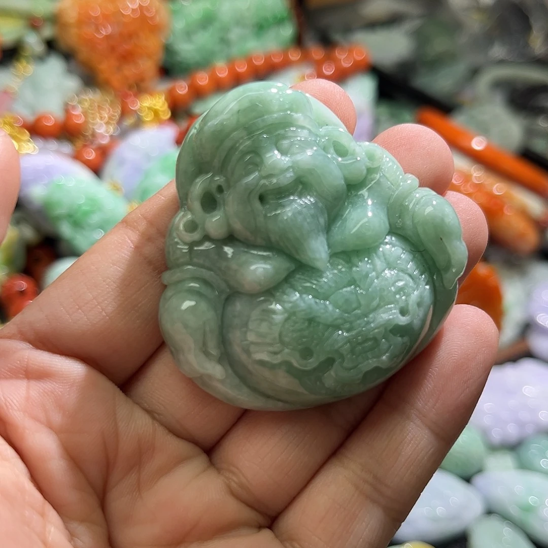 翡翠未镶嵌颈饰待编织