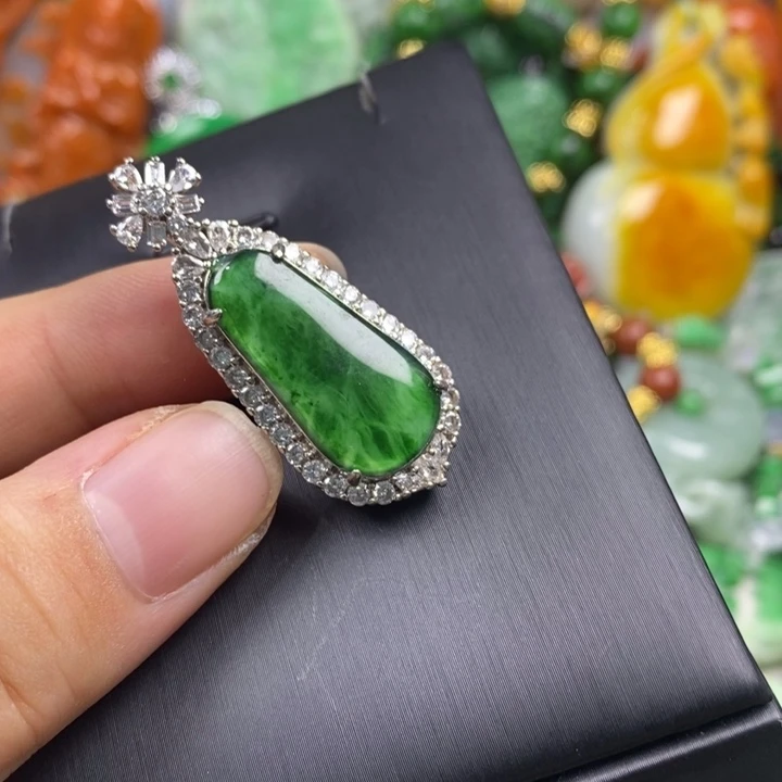 翡翠未镶嵌吊坠(赠链)