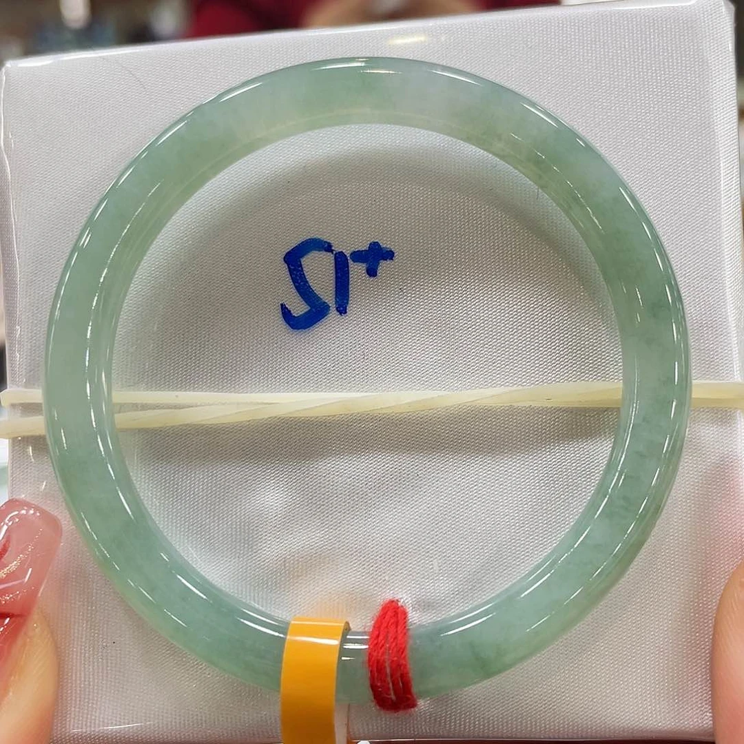 翡翠手镯未镶嵌翡翠手镯