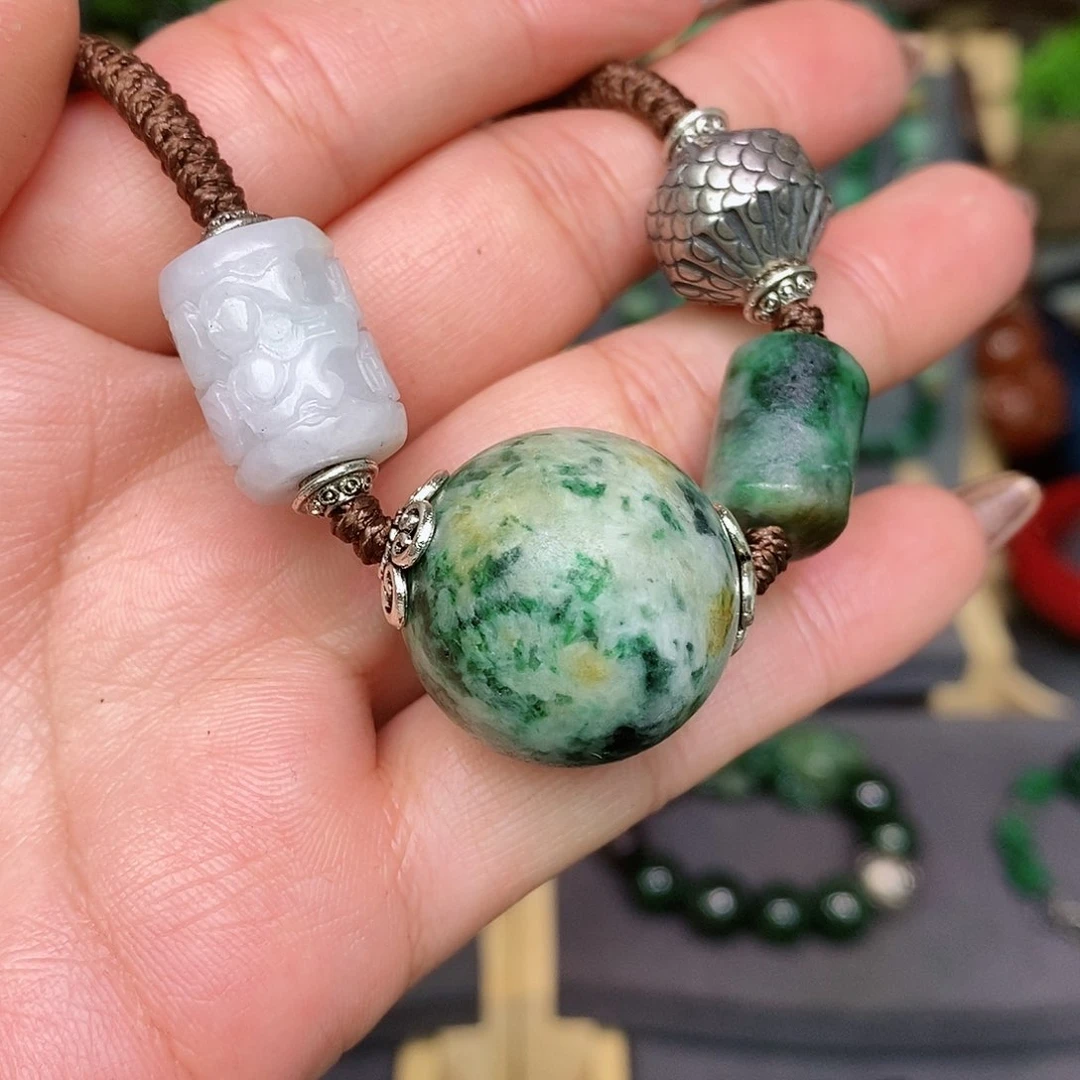 翡翠颈饰未镶嵌祥*阁漂亮美眉