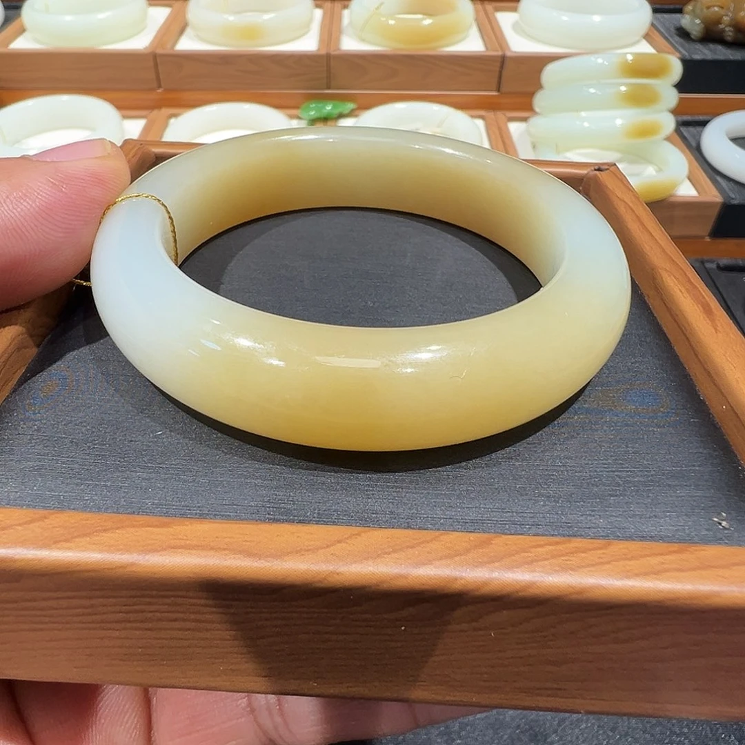 和田玉未镶嵌手镯