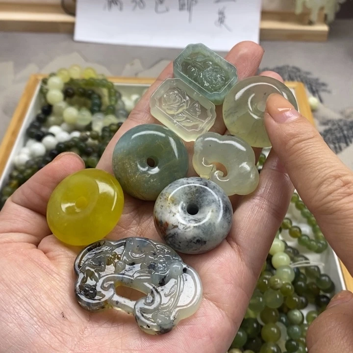 未镶嵌蛇纹石玉颈饰