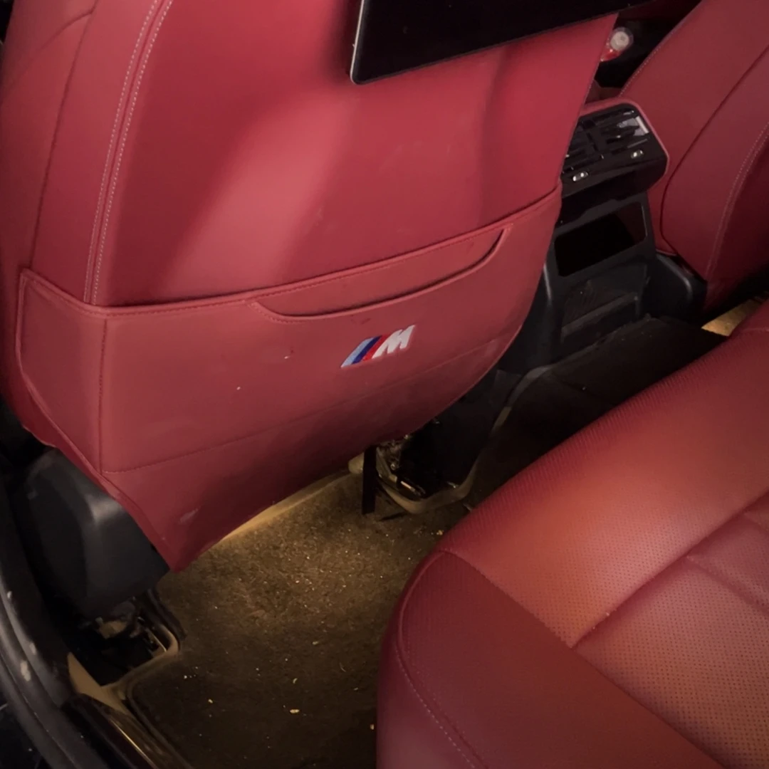 ➕1。座椅防踢半包款红色